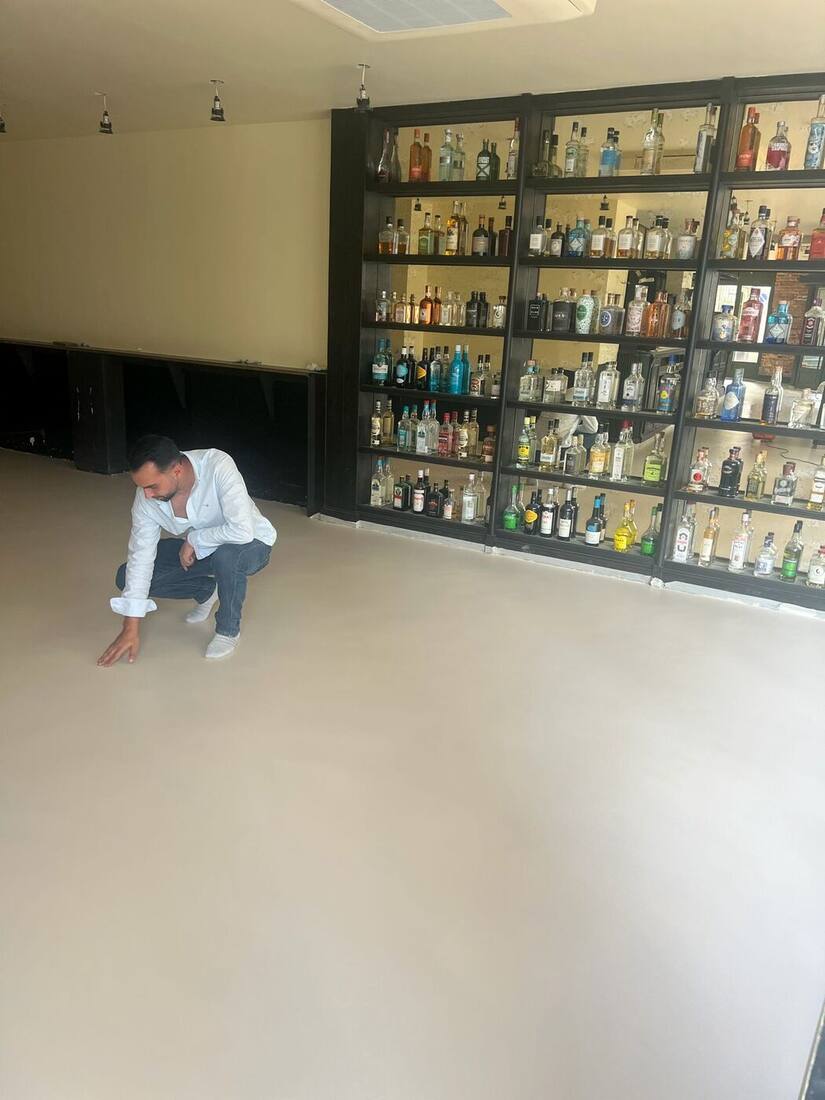 Bar rénové en béton ciré par Paris Déco Art