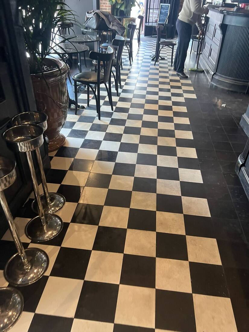 Ancien carrelage damier avant rénovation