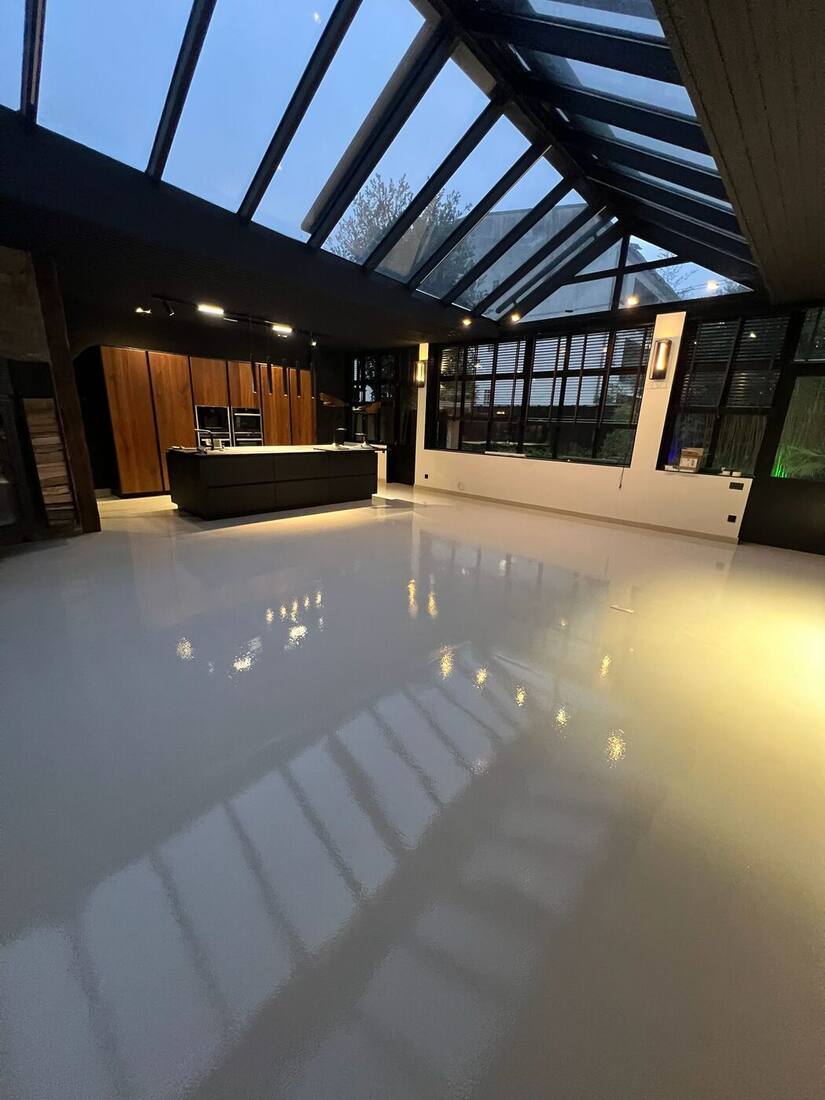 Cuisine avec sol béton ciré en soirée